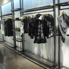 專業品質，匠心制造——東莞市東城浚朗工藝制品廠，一站式鞋帽零售展示解決方案專家